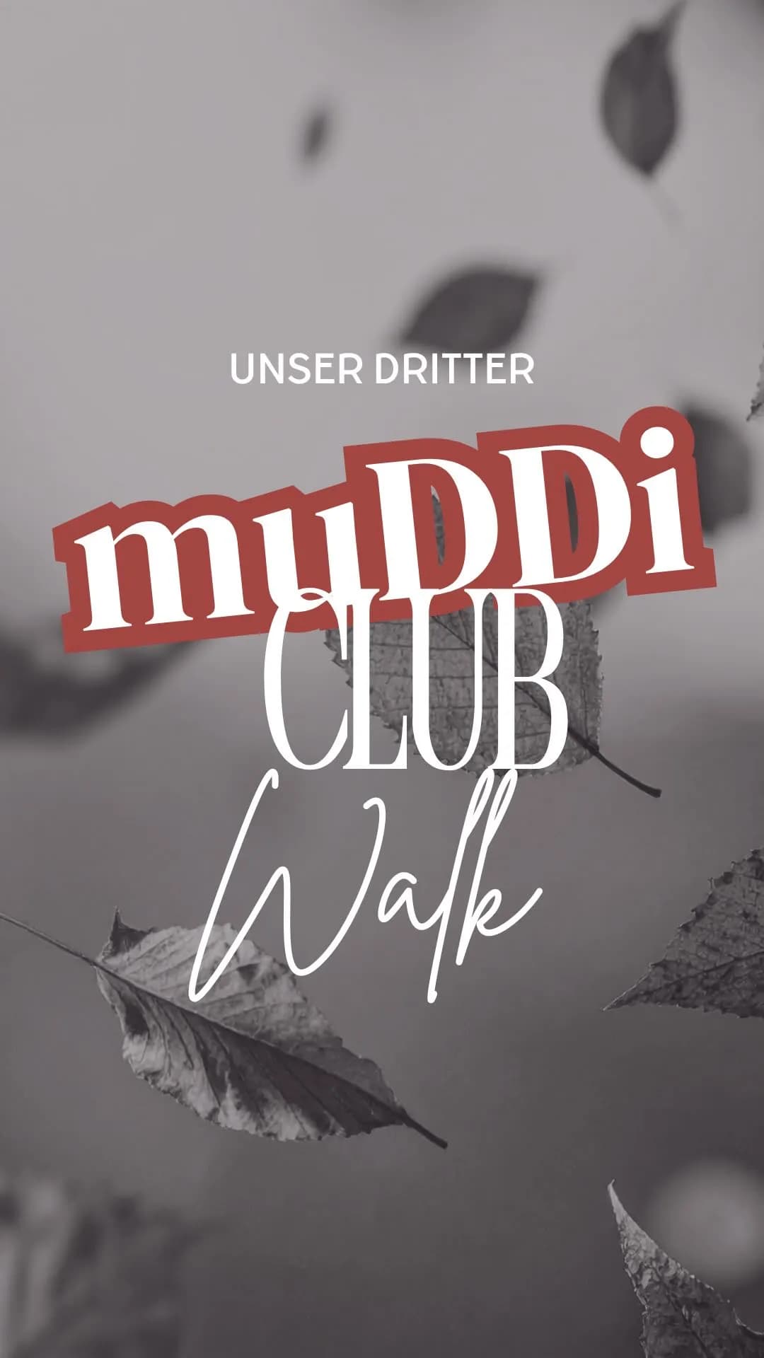 Graustufenbild mit herbstlichen Blättern, die durch die Luft fallen, darauf in Text: UNSER DRITTER muDDi CLUB Walk in weißer und roter Schrift.