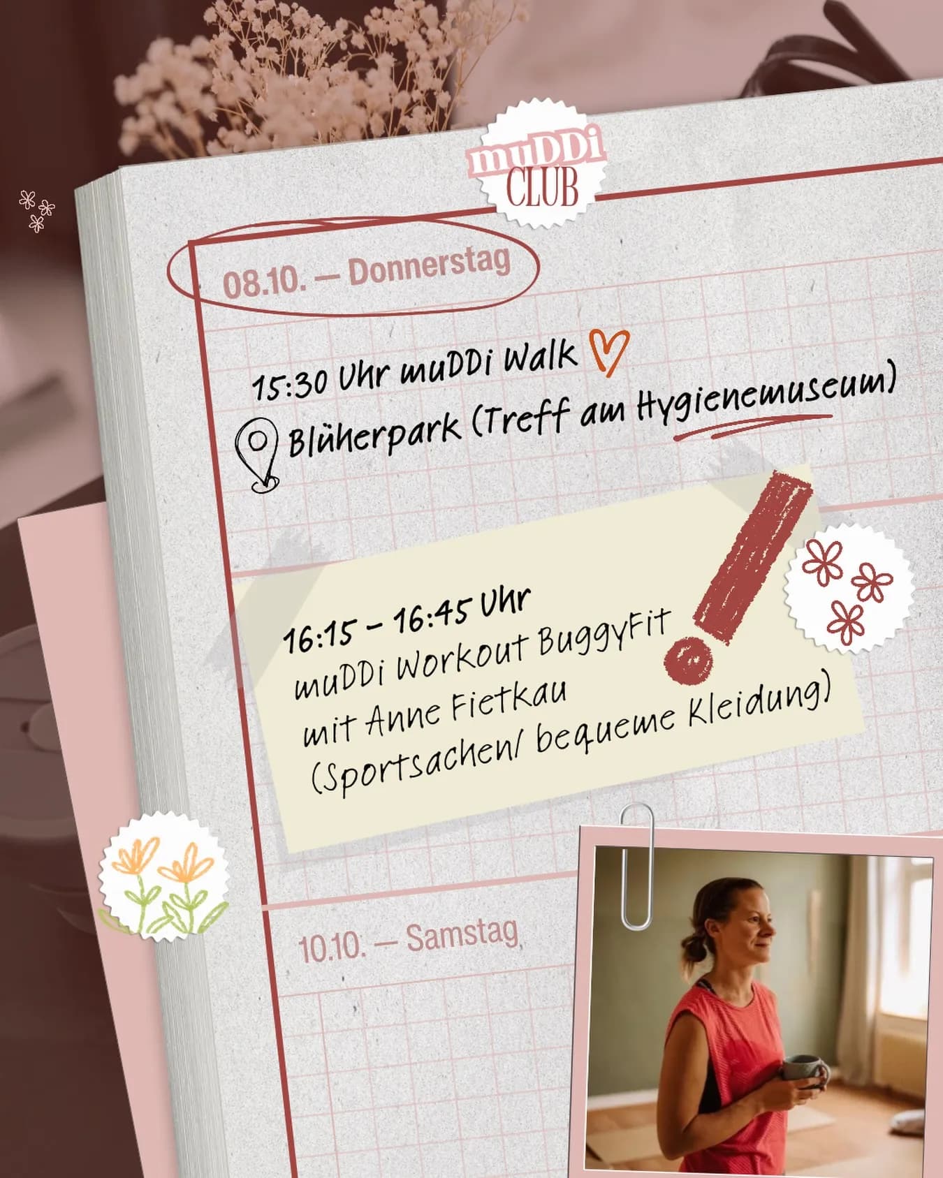 Notizbuchseite mit muDDi Club Sticker: Termine für Donnerstag, 08.10., einem muDDi Walk und einem BuggyFit Workout, daneben eine Frau in roter Sportkleidung mit Tasse.