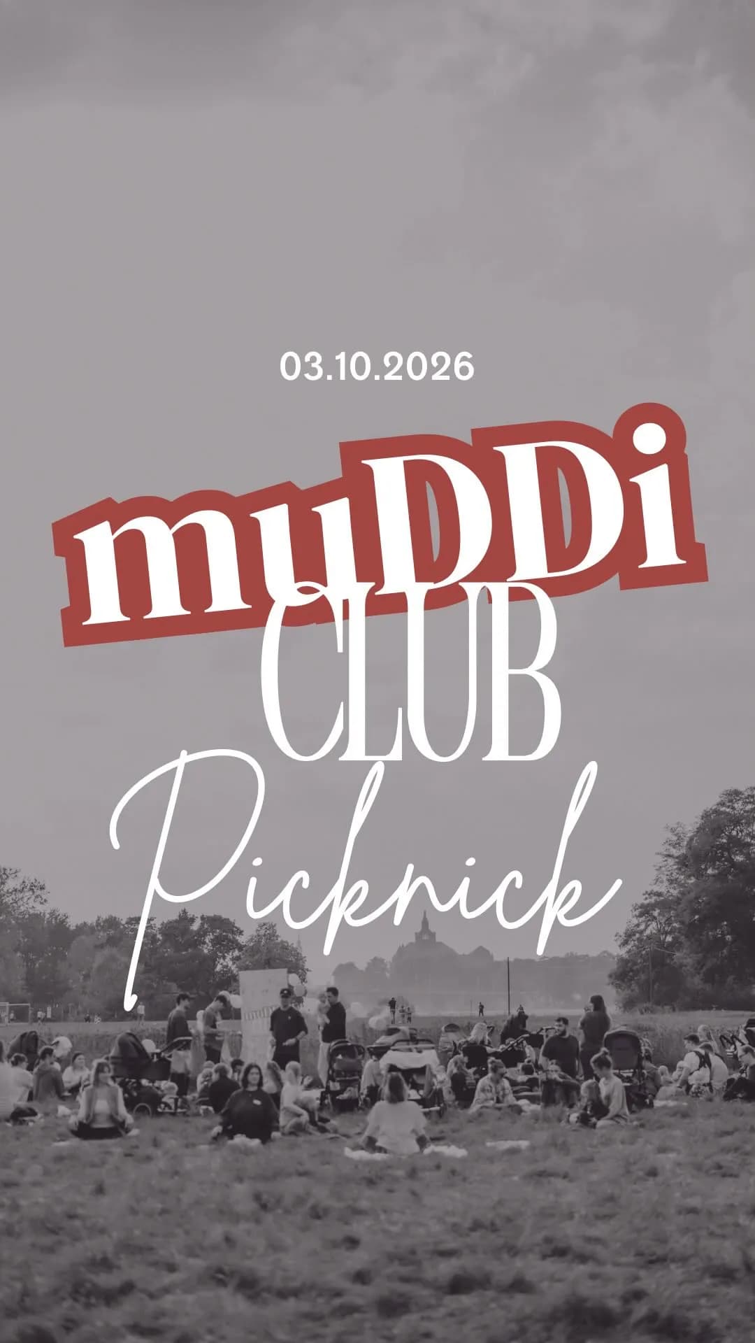 Schwarz-weißes Bild einer Wiese mit vielen Menschen beim Picknick, dazwischen Kinderwagen, darüber der Schriftzug muDDi Club Picknick mit dem Datum 03.10.2026.