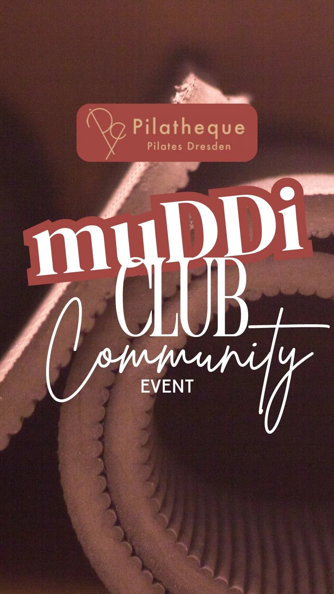 Poster der muDDi Club Community Event Einladung mit Logo der Pilatheque Pilates Dresden, vor einem unscharfen braunen Hintergrund mit Pilates-Geräten.