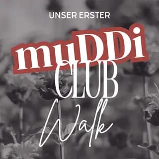 Schwarz-weißes Bild von verblühten Blumen vor unscharfem Hintergrund mit Text "Unser erster muDDi Club Walk" in Rot und Weiß.