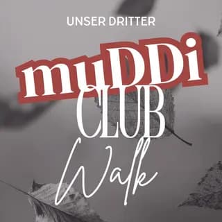 Graustufenbild mit herbstlichen Blättern, die durch die Luft fallen, darauf in Text: UNSER DRITTER muDDi CLUB Walk in weißer und roter Schrift.